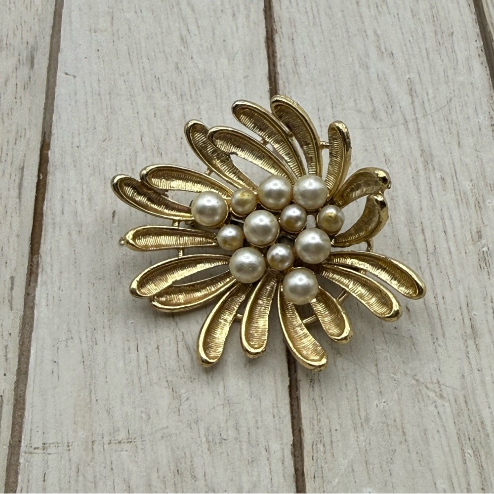 Elegant Gold tone and faux Pearl Brooch